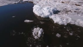 Vista aérea na vista para baixo no Rio Volga com gelo congelado bonito video estoque Vista aérea na vista para baixo no Rio Volga com gelo congelado bonito video estoque