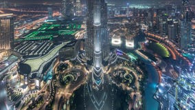 Vista aérea que sorprende del timelapse céntrico de la noche de los rascacielos de Dubai, Dubai, United Arab Emirates almacen de video Vista aérea que sorprende del timelapse céntrico de la noche de los rascacielos de Dubai, Dubai, United Arab Emirates almacen de video