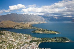 Vista aérea sobre a cidade, o lago e as montanhas fotografia de stock Vista aérea sobre a cidade, o lago e as montanhas fotografia de stock