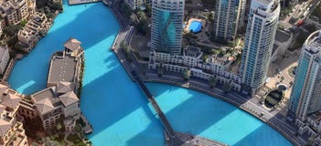 Vista aérea sobre o centro da cidade de Dubai em um dia ensolarado imagens de stock Vista aérea sobre o centro da cidade de Dubai em um dia ensolarado imagens de stock