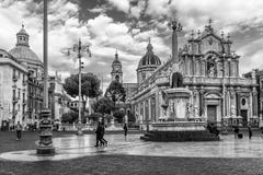 Vista blanco y negro de la fuente hermosa del cuadrado y del elefante, Piazza del Duomo, Catania, Sicilia, Italia foto de archivo libre de regalías Vista blanco y negro de la fuente hermosa del cuadrado y del elefante, Piazza del Duomo, Catania, Sicilia, Italia foto de archivo libre de regalías