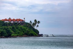 Vista bonita da costa tropical em Mirissa, Sri Lanka imagens de stock Vista bonita da costa tropical em Mirissa, Sri Lanka imagens de stock