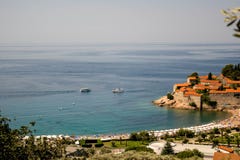 Vista bonita da ilha de St Stephen Sveti Stefan no nascer do sol, Budva, foto de stock Vista bonita da ilha de St Stephen Sveti Stefan no nascer do sol, Budva, foto de stock