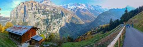 Vista bonita da vila alpina de Eiger Cena pitoresca e lindo Turista popular foto de stock Vista bonita da vila alpina de Eiger Cena pitoresca e lindo Turista popular foto de stock