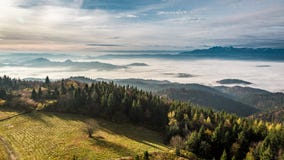 Vista bonita a Tatras no nascer do sol no outono, Polônia foto de stock Vista bonita a Tatras no nascer do sol no outono, Polônia foto de stock