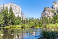 Vista clásica del valle de Yosemite en el parque nacional de Yosemite, California, los E.E.U.U. Fotos de archivo libres de regalías Vista clásica del valle de Yosemite en el parque nacional de Yosemite, California, los E.E.U.U. Fotos de archivo libres de regalías