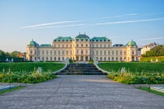 Vista cênico da residência famosa do verão do Belvedere de Schloss para o príncipe Eugene do couve-de-milão, Viena, Áustria fotos de stock royalty free Vista cênico da residência famosa do verão do Belvedere de Schloss para o príncipe Eugene do couve-de-milão, Viena, Áustria fotos de stock royalty free