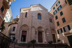 Vista da fachada da igreja de Santa Maria di Castello no centro de cidade velho de Genoa, Itália imagens de stock Vista da fachada da igreja de Santa Maria di Castello no centro de cidade velho de Genoa, Itália imagens de stock