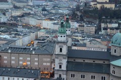 Vista da Hohensalzburg su Salisburgo fotografia stock libera da diritti Vista da Hohensalzburg su Salisburgo fotografia stock libera da diritti