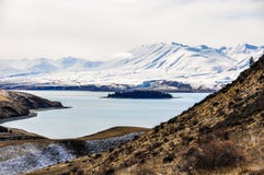 Vista da ilha pequena no lago Tekapo, Nova Zelândia imagens de stock royalty free Vista da ilha pequena no lago Tekapo, Nova Zelândia imagens de stock royalty free