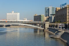 Vista da ponte do trem sobre o rio de Moscou, Moscou, Rússia imagem de stock Vista da ponte do trem sobre o rio de Moscou, Moscou, Rússia imagem de stock