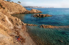 A vista da praia selvagem com azuis celestes molha, Mallorca, Espanha fotos de stock A vista da praia selvagem com azuis celestes molha, Mallorca, Espanha fotos de stock