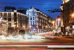 Vista da rua de Tverskaya do quadrado de Manezhnaya no evenin do inverno Imagens de Stock Vista da rua de Tverskaya do quadrado de Manezhnaya no evenin do inverno Imagens de Stock