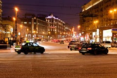 Vista da rua de Tverskaya na noite do inverno em Moscovo Imagem de Stock Vista da rua de Tverskaya na noite do inverno em Moscovo Imagem de Stock