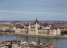 Vista da terraplenagem do rio Danúbio e da construção velha do parlamento em Budapest, Hungria imagem de stock royalty free Vista da terraplenagem do rio Danúbio e da construção velha do parlamento em Budapest, Hungria imagem de stock royalty free