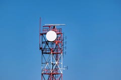 Vista da torre de comunicação vermelha e branca contra o céu azul foto de stock Vista da torre de comunicação vermelha e branca contra o céu azul foto de stock