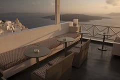 Vista da un caffè sopra la città di Fira fotografia stock libera da diritti Vista da un caffè sopra la città di Fira fotografia stock libera da diritti