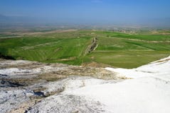 Vista dai terrazzi del travertino in vista di Pamukkale Fotografia Stock Libera da Diritti Vista dai terrazzi del travertino in vista di Pamukkale Fotografia Stock Libera da Diritti