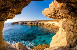 Vista dalla caverna del mare Fotografia Stock Vista dalla caverna del mare Fotografia Stock