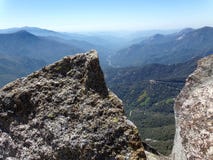 Vista dalla cima di Moro Rock con la sue struttura della roccia compatta, montagne di trascuratezza e valli - parco nazionale del fotografia stock Vista dalla cima di Moro Rock con la sue struttura della roccia compatta, montagne di trascuratezza e valli - parco nazionale del fotografia stock