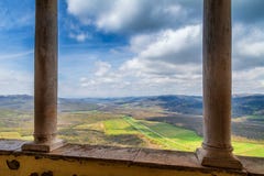 Vista dalla città storica di Motovun sul paesaggio montagnoso fotografie stock libere da diritti Vista dalla città storica di Motovun sul paesaggio montagnoso fotografie stock libere da diritti