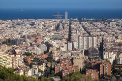 Vista de Barcelona e de Sagrada Familia imagem de stock Vista de Barcelona e de Sagrada Familia imagem de stock