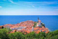 Vista de la ciudad bonita de Piran, en la costa adriática, Eslovenia fotografía de archivo libre de regalías Vista de la ciudad bonita de Piran, en la costa adriática, Eslovenia fotografía de archivo libre de regalías
