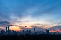 Vista de la ciudad de Kuala Lumpur durante hora azul foto de archivo Vista de la ciudad de Kuala Lumpur durante hora azul foto de archivo