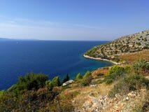 Vista de la costa costa hermosa del brac de la isla, Croacia imagen de archivo libre de regalías Vista de la costa costa hermosa del brac de la isla, Croacia imagen de archivo libre de regalías