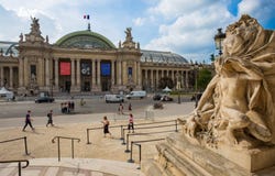 Vista de la fachada de Grand Palais el gran palacio en París, Francia imagen de archivo Vista de la fachada de Grand Palais el gran palacio en París, Francia imagen de archivo