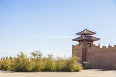 Vista de la pared y de la atalaya de la fortaleza en el sitio hist?rico de Yang Pass, en Yangguan, Gansu, China imagenes de archivo Vista de la pared y de la atalaya de la fortaleza en el sitio hist?rico de Yang Pass, en Yangguan, Gansu, China imagenes de archivo