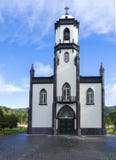 Vista de la pequeña iglesia blanca y gris del sao Nicolau en el pueblo de Sete Cidades en la isla del sao Miguel, Azores foto de archivo Vista de la pequeña iglesia blanca y gris del sao Nicolau en el pueblo de Sete Cidades en la isla del sao Miguel, Azores foto de archivo