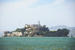 Vista de la prisión famosa Alcatraz del embarcadero 39, San Francisco, California, los E.E.U.U. fotografía de archivo Vista de la prisión famosa Alcatraz del embarcadero 39, San Francisco, California, los E.E.U.U. fotografía de archivo