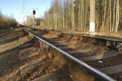 Vista de las pistas ferroviarias que curvan iluminadas por el sol que estiran en la distancia imagen de archivo Vista de las pistas ferroviarias que curvan iluminadas por el sol que estiran en la distancia imagen de archivo