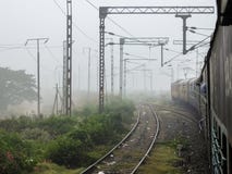 Vista de las vías ferroviarias del tren temprano por la mañana foto de archivo Vista de las vías ferroviarias del tren temprano por la mañana foto de archivo
