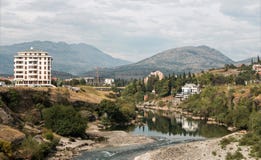 Vista de los alrededores de Podgorica del puente del milenio Fotografía de archivo Vista de los alrededores de Podgorica del puente del milenio Fotografía de archivo