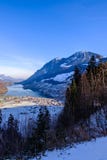Vista de Lungern e de Lungernsee, Suíça/Europa foto de stock Vista de Lungern e de Lungernsee, Suíça/Europa foto de stock