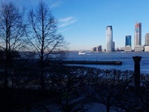 Vista de Manhattan através de Hudson River à skyline de Jersey City foto de stock Vista de Manhattan através de Hudson River à skyline de Jersey City foto de stock
