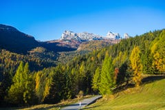 Vista de 5 montañas del torri en el fondo visto del paso de Falzarego en un paisaje en dolomías, Italia del otoño Montañas, abeto fotos de archivo libres de regalías Vista de 5 montañas del torri en el fondo visto del paso de Falzarego en un paisaje en dolomías, Italia del otoño Montañas, abeto fotos de archivo libres de regalías