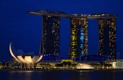 Vista de Singapura na baía do porto da noite fotos de stock Vista de Singapura na baía do porto da noite fotos de stock