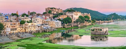 Vista de Udaipur, Índia, no por do sol foto de stock Vista de Udaipur, Índia, no por do sol foto de stock