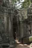 Vista de una puerta de un pasillo del templo de TA Prohm en Angkor fotos de archivo Vista de una puerta de un pasillo del templo de TA Prohm en Angkor fotos de archivo
