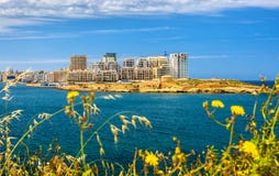 Vista degli edifici residenziali in Sliema immagine stock libera da diritti Vista degli edifici residenziali in Sliema immagine stock libera da diritti