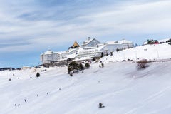 Vista degli hotel di stazione sciistica della montagna con neve in Uludag immagine stock libera da diritti Vista degli hotel di stazione sciistica della montagna con neve in Uludag immagine stock libera da diritti