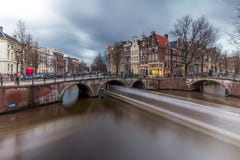 Vista del canale di Amsterdam al sera tardi immagine stock libera da diritti Vista del canale di Amsterdam al sera tardi immagine stock libera da diritti
