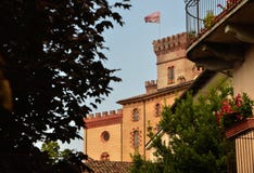 Vista del castillo de Barolo, hogar del museo del vino imagen de archivo Vista del castillo de Barolo, hogar del museo del vino imagen de archivo