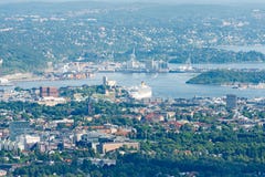 Vista del centro di Oslo da Holmenkolen immagini stock libere da diritti Vista del centro di Oslo da Holmenkolen immagini stock libere da diritti