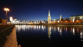 Vista del fiume di Moskva e del Cremlino alla notte, Mosca, Russia--la vista più popolare di Mosca stock footage Vista del fiume di Moskva e del Cremlino alla notte, Mosca, Russia--la vista più popolare di Mosca stock footage
