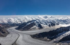 Vista del glaciar del pico de las montañas suizas imágenes de archivo libres de regalías Vista del glaciar del pico de las montañas suizas imágenes de archivo libres de regalías