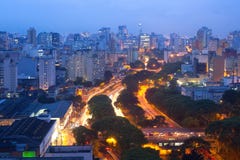 Vista del horizonte céntrico y de la avenida 23 de Maio fotografía de archivo Vista del horizonte céntrico y de la avenida 23 de Maio fotografía de archivo